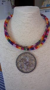 colar de cordão de tecido étcnico com pendente flor