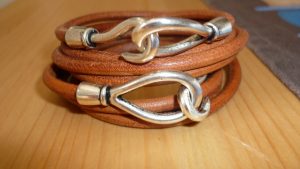pulseira de várias voltas de couro e metal a
